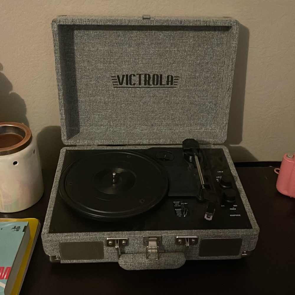 Victrola record player, great condition. Bluetooth, line in, and by out.